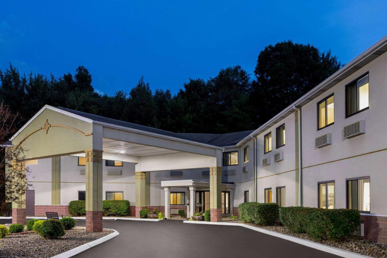 Super 8 By Wyndham Grove City Exterior photo